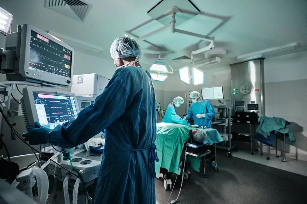 Morte de mulher em cirurgia plástica expõe histórico de denúncias contra o profissional
