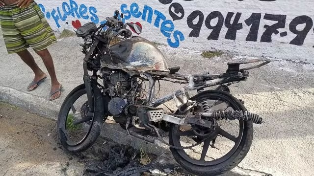 Homem assalta motociclista por app, bate em carro durante fuga e moto pega fogo em Natal