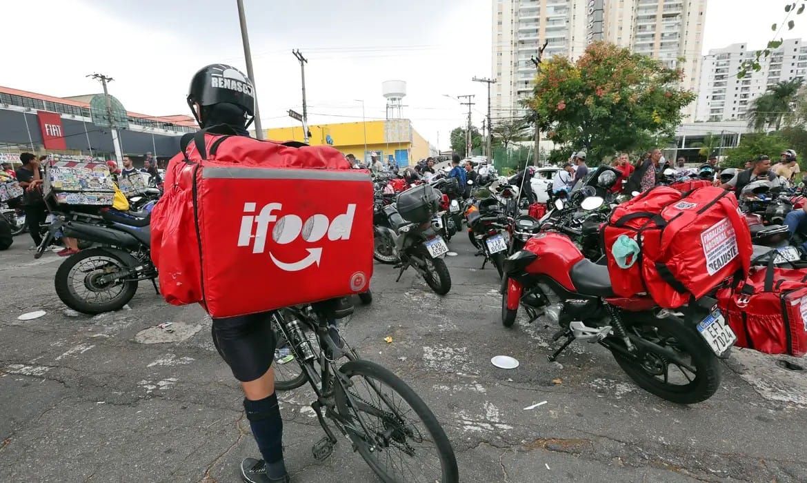 Brasil chega a 2 milhões de trabalhadores por aplicativos, aponta IBGE