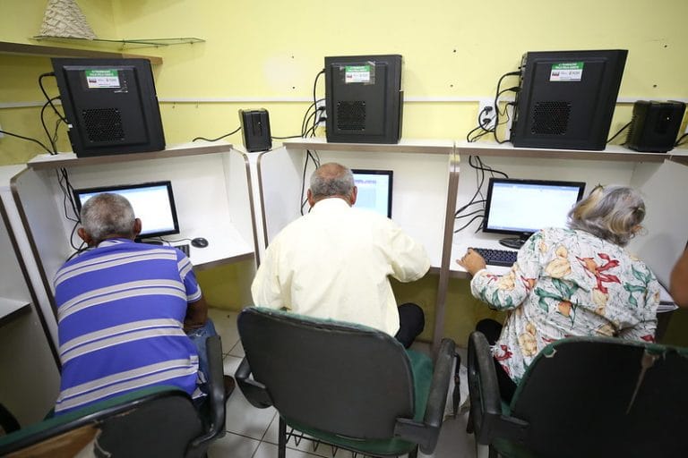 Comissão da Câmara aprova inclusão formal de idosos na modalidade de educação