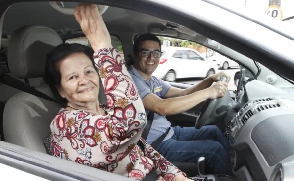 Motorista cria serviço de “filho de aluguel” para acompanhar e apoiar idosos em compromissos e lazer