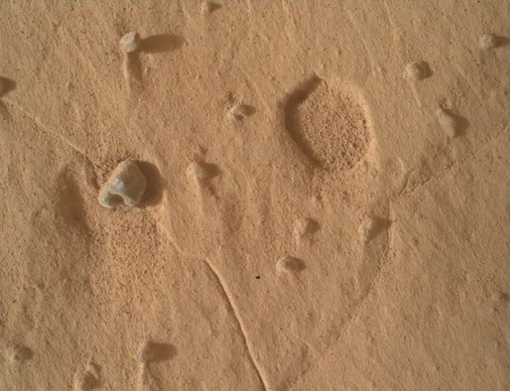 Robô identifica buracos misteriosos no solo de Marte