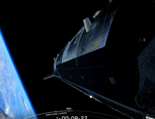 SpaceX lança maior foguete do mundo em primeira tentativa de entrar em órbita