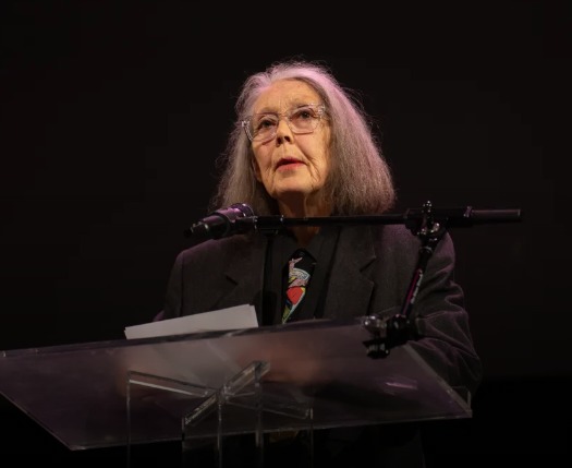 Anne Carson leva Nobel de Literatura 2026 por obra que une poesia e tradição clássica