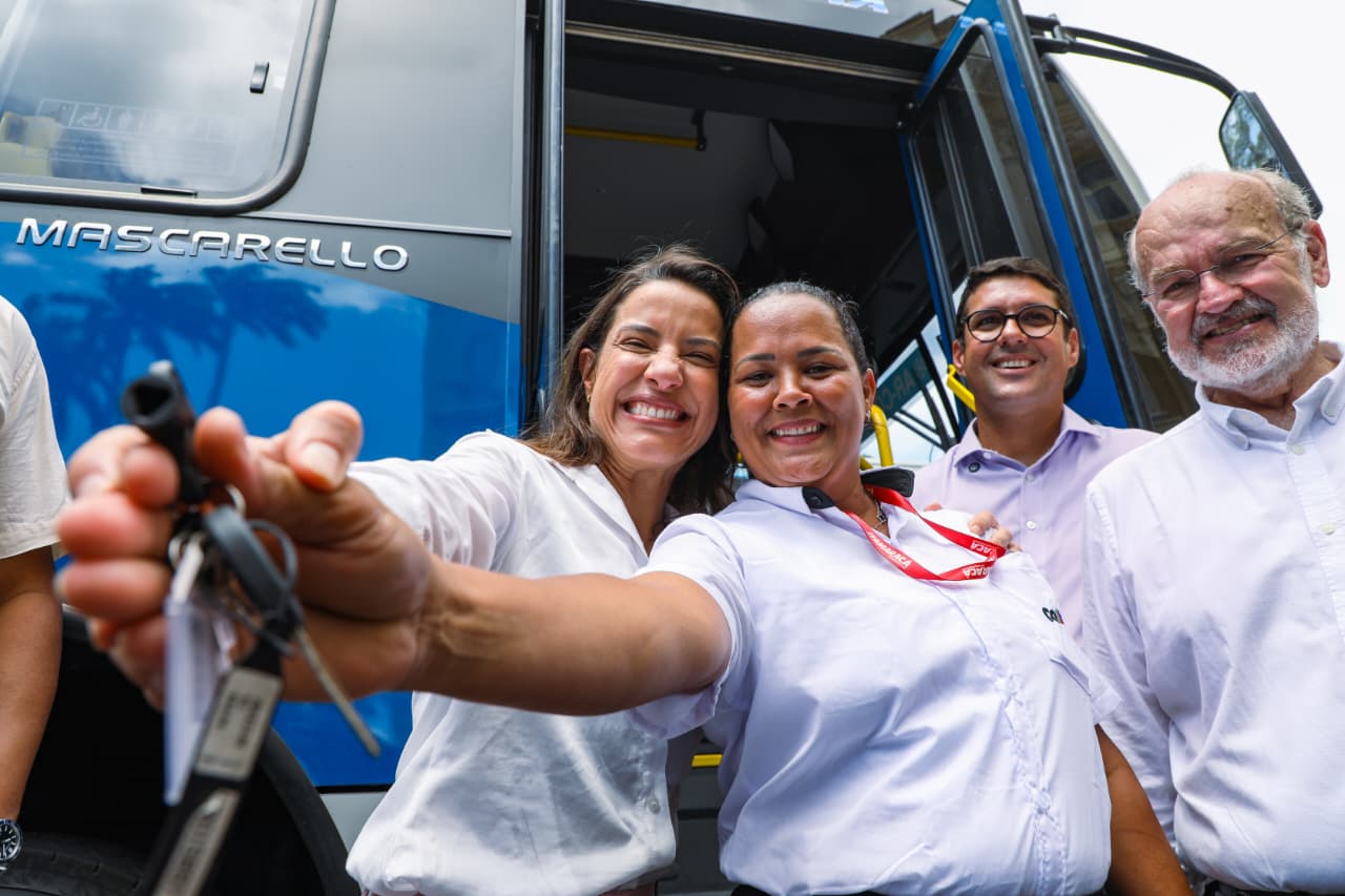 Governadora Raquel Lyra entrega 100 ônibus novos com ar-condicionado para Região Metropolitana do Recife